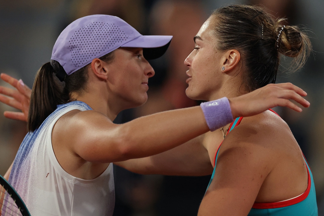 Aryna Sabalenka defeated Iga Swiatek in the 2025 Roland Garros semifinals.